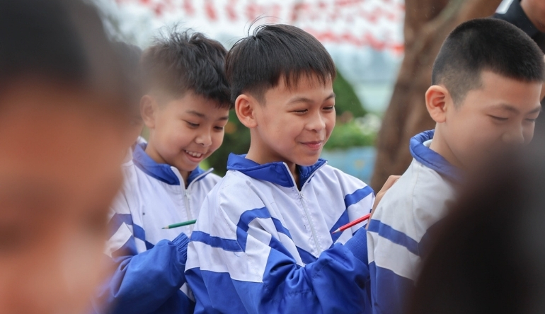 Học sinh trường Tiểu học Nghĩa Lợi (Nghệ An) học cách chia sẻ thông điệp theo cách của riêng mình